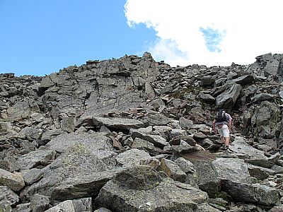 An dem Felsriegel in der Bildmitte geht es rechts vorbei