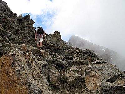...folgt erdiges und schottriges Gehgelände
