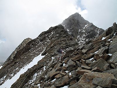 Später halten wir uns leicht links des Grats