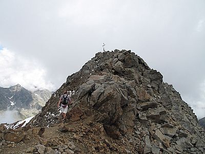 Über den Grat geht es hinüber zum Gipfelkreuz