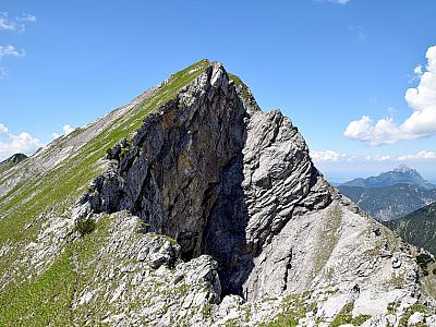 Senkrecht fallen die Wände im Norden des Blattbergs in die Tiefe