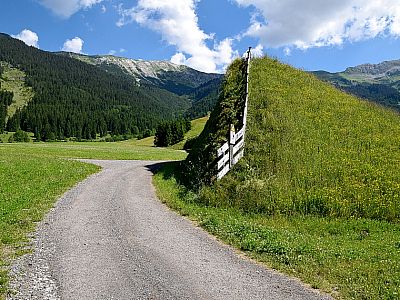 Nach der Lawinenverbauung halten wir uns rechts nach Norden