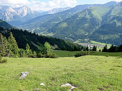 ... und durch Wiesen verlieren wir schnell an Höhe.