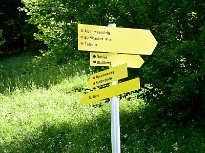 ... und halten uns nach 40 Metern rechts.