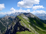 Im Osten ist vom Gipfel schön die Zugspitze hinter dem Daniel zu sehen