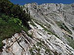 An einer abschüssigeren Passage ist eine Kette gespannt