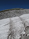 Ein Altschneefeld wird gequert