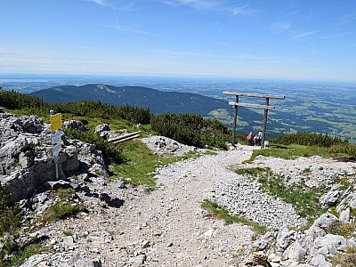 Der Abstieg erfolgt nach Nordwesten durch den Torbogen
