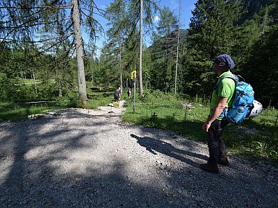 Über den Pfad nach rechts erreichen wir wieder den Aufstiegsweg.