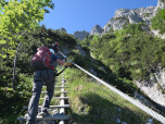 Eine Holzleiter erleichtert den Aufstieg im Grün