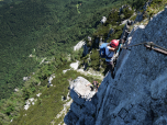 Der Blick zurück zur Rinne und auf die Wand