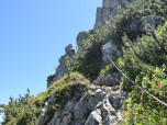 Eine Höhle bietet im Notfall Schutz vor Wind und Wetter