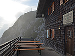 Blick von der Hüttenterrasse zum Hochstaufen-Gipfel