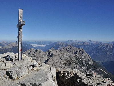 Das Gipfelkreuz nach Osten...