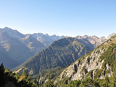 Im Vordergrund der Kanzberg (2009 m)