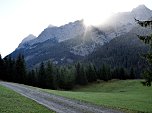 Die Sonne kommt hinter der Hornbachkette zum Vorschein