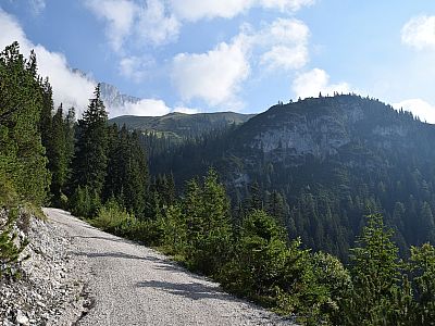 Auf der Schotterstraße steigen wir weiter auf