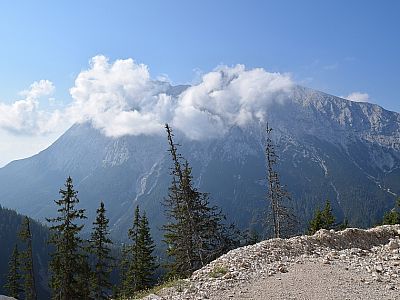 Wolken ziehen um den Gipfel der Hohen Munde