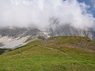 Immer noch halten sich über uns hartnäckig die Wolken