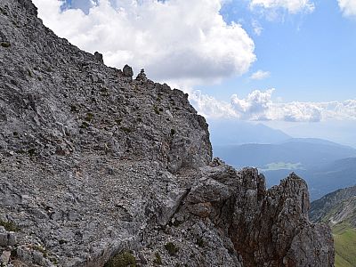 Markiert durch Steinmännchen geht es oben nach rechts weiter