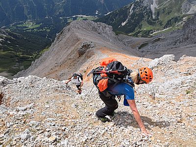 Oberhalb des Grats wird es steiler und die Steinschlaggefahr ist hoch