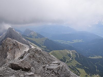 Reither Spitze und Seefelder Spitze lassen sich im Dunst nur erahnen