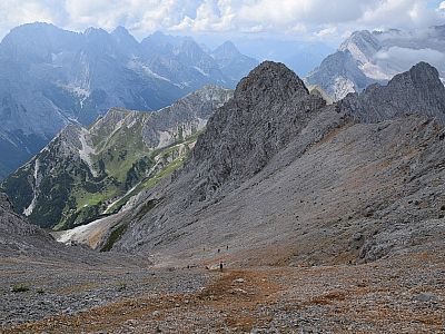 Über die Schotterrutsche geht es wieder hinunter