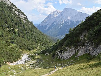 Unterhalb der Hütte steigen wir weiter ab