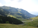 Im Osten auf dem Joch liegt die Rotmoosalm