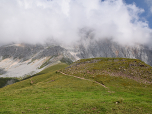 Immer noch halten sich über uns hartnäckig die Wolken