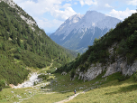 Unterhalb der Hütte steigen wir weiter ab