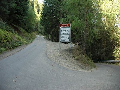 Hier geht's links auf Schotter weiter