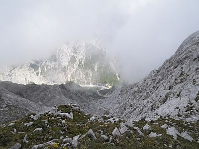 Der Blick nach Norden tief in das Vomper Loch