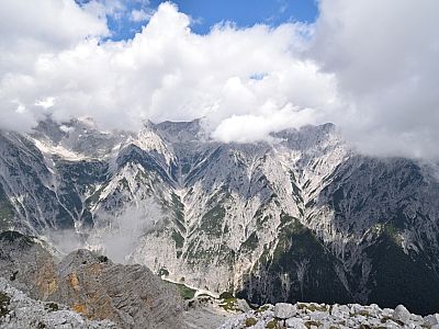 Die Gipfel der Karwendelhauptkette halten sich in Wolken