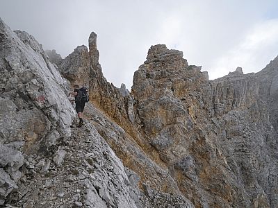 Vor allem der Tiefblick nach rechts sorgt hier für Herzklopfen