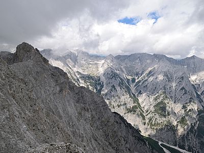 Der Blick an den Fallbachkartürmen vorbei auf die  Karwendelhauptkette