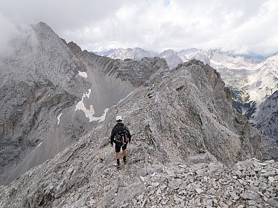 Vom Gipfel folgen wir dem Grat noch wenige Meter nach Westen,  ...