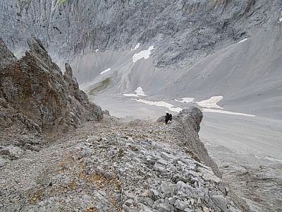 ... bevor sich der Steig auf einem Rücken fortsetzt