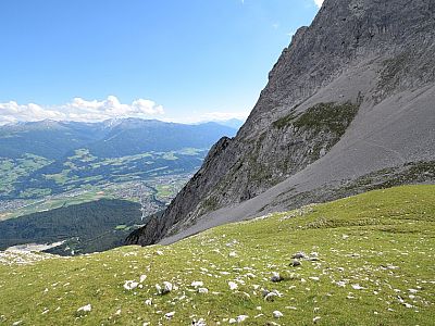 Am Ende des Kars halten wir uns rechts ...  