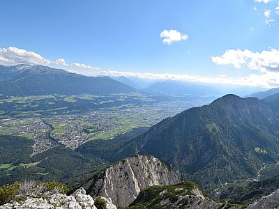 Der Ausblick ins Inntal auf Hall und Innsbruck ...