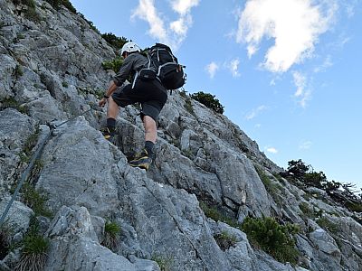In typischen C-Gelände steigen wir über die Nägelwand ab