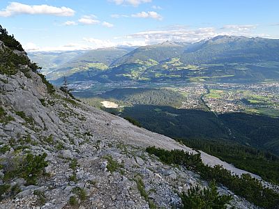Durch riesige Schotterfelder geht es steil bergab 