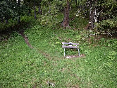 ... zu einer Bank mit Steigbuch