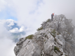Die Wolken geben der Gratwanderung ein besonderes Ambiente