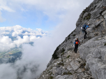 Zwischen den Wolken können wir im Tal den Inn erkennen