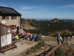 Die Weilheimer Hütte (Krottenkopfhütte) bietet sich für eine Pause an.