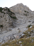 Gedenkstein im Schatten des Kistenkars.