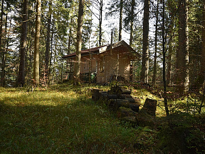 Flach führt der Weg an einer kleinen privaten Hütte vorbei