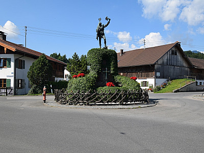 An der Kirche vorbei erreichen wir das Ortszentrum mit dem Kriegerdenkmal