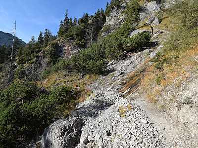 ... gemeint ist vermutlich die glatte Felsplatte ein paar Meter vor uns.